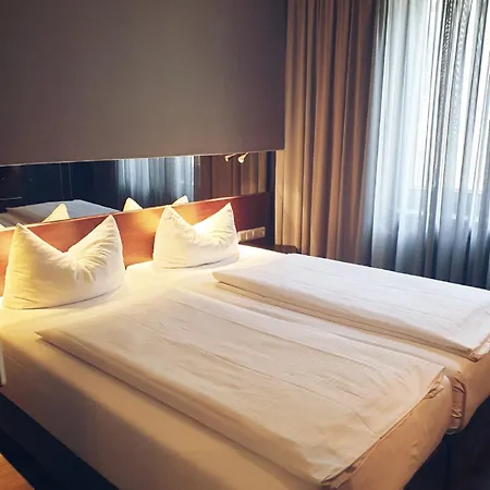 Am Augustinerplatz Otel 4*