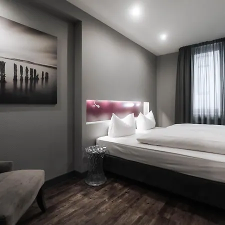 فندق آم أوغستينربلاتز 4*